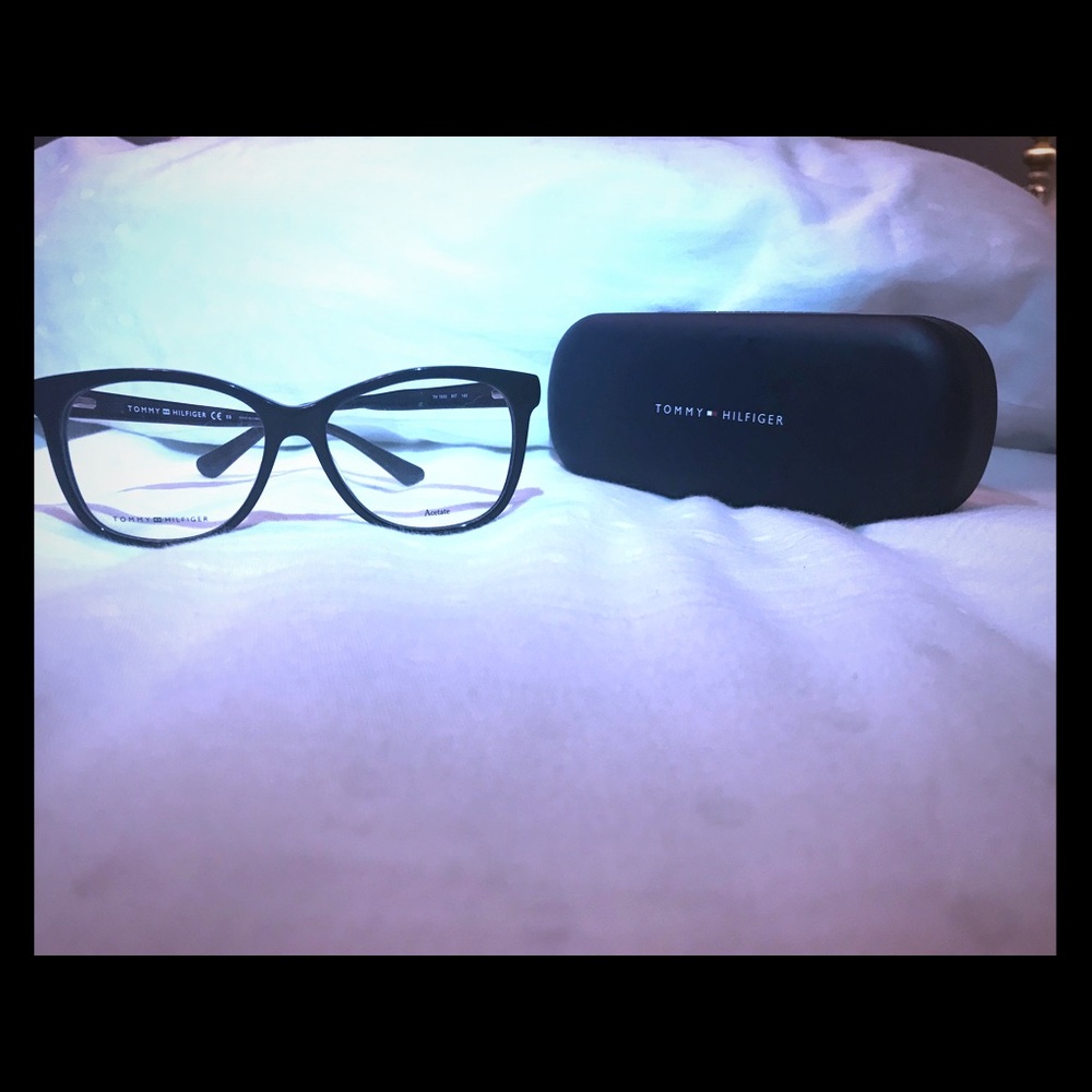 Tommy Hilfiger catlike eyewear